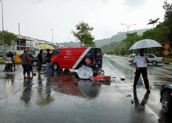 MANGSA maut di tempat kejadian setelah motosikal ditunggang berlanggar dengan sebuah van di persimpangan Fasa Impian Damai, Taman Seri Impian, Kluang.