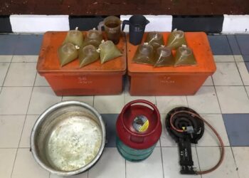 ANTARA air ketum dan barangan yang dirampas dalam serbuan polis di di Batu 10 Kebun Baru, Telok Panglima Garang di Kuala Langat, Selangor, semalam.