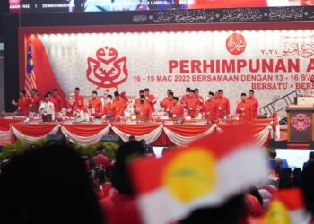 PERWAKILAN UMNO mengibarkan bendera UMNO dan Barisan Nasional semasa nyanyian lagu rasmi UMNO dan Barisan Nasional ketika Perhimpunan Agung UMNO yang berlangsung di Dewan Merdeka, Pusat Dagangan Dunia Kuala Lumpur. - UTUSAN/AMIR KHALID