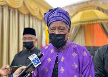 KAMARUDDIN Manap bercakap kepada pemberita di Kompleks Wilayah Adat Perpatih Naning, Kampung Pereling, Melekek, Melaka. - UTUSAN/DIYANATUL ATIQAH ZAKARYA