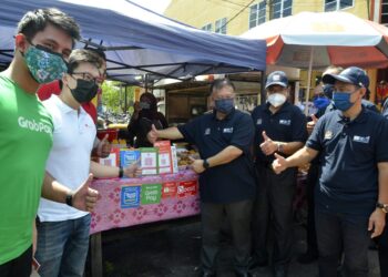 ALEXANDER Nanta Linggi (tiga dari kanan) beramah mesra bersama peniaga pada sesi walkabout pada pelancaran program ReDI  di Pulau Pangkor hari ini. - UTUSAN/ZULFACHRI ZULKIFLI