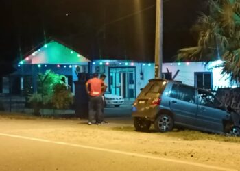 KERETA jenis Perodua Kancil dinaiki dua beranak terbabas lalu merempuh Balai Polis Bukit Yong, Pasir Puteh malam tadi. FOTO IHSAN POLIS