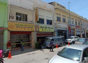 KEDAI emas di Jalan Bunga Raya, Melaka ini cuba dirompak seorang lelaki namun gagal selepas disedari pemilik premis. - UTUSAN/DIYANATUL ATIQAH ZAKARYA