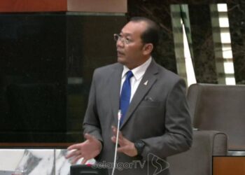 MOHD. Khairuddin Othman menjelaskan isu penderaan kanak-kanak di Selangor selama setahun ketika negara berhadapan pandemik Covid-19 dalam Mesyuarat Pertama Persidangan Penggal Kelima Dewan Negeri Selangor Ke-14 Tahun 2022 di Dewan Annex, Bangunan SUK di Shah Alam, Selangor, hari ini. - Gambar SelangorTV