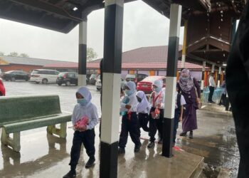 MURID-MURID memulakan sesi persekolahan bagi tahun 2022 di Sekolah Kebangsaan (SK) Santan, Kangar, Perlis, hari ini. - UTUSAN/NUR NAZLINA NADZARI