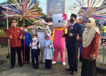 MASKOT Tom dan Hello Kitty menyambut kehadiran murid Tahun 1 di Sekolah Kebangsaan (SK) Pusat Chabang Tiga di Kuala Terengganu, hari ini.