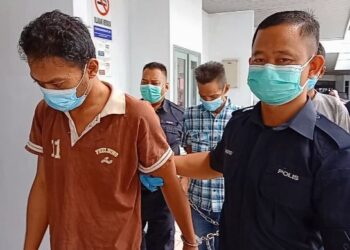 KESEMUA tertuduh yang tidak diwakili peguam diiring keluar anggota polis selepas Mahkamah Majistret Ayer Keroh, Melaka menetapkan 25 April depan sebagai sebutan semula kes. - UTUSAN/DIYANATUL ATIQAH ZAKARYA