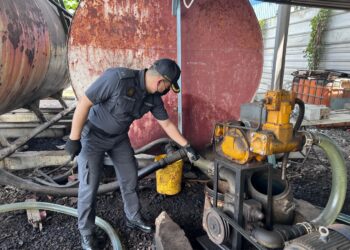 SEBUAH stesen minyak di Klang, Selangor diserbu KPDNHEP dalam kes penyelewengan minyak diesel bersubsidi. - KPDNHEP