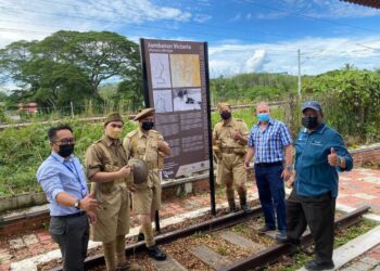 ZULQARNAIN Mohamad (kanan) bersama ahli Persatuan Kumpulan Sejarah Malaya pada program pemasangan papan tanda maklumat Jambatan Victoria di Kuala Kangsar hari ini. - UTUSAN/LIYANA RAMLI