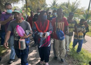 NELAYAN, Afzanizul Zakaria (tiga dari kiri) bersama dua lagi nelayan lain yang dilaporkan hilang di laut sejak kelmarin diiringi keluarga serta kenalan sebaik sahaja tiba di jeti Pangkalan Sungai Tembus, Penaga, Pulau Pinang hari ini.
