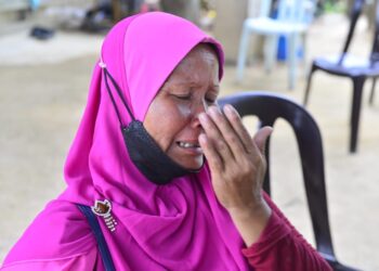 FARIDAH Latif tidak dapat menahan sebak ketika bercerita tentang Muhammad Hafdan Qurbani Azhar yang meninggal dunia dibelasah pelajar senior di Kampung Geluogor di Kuantan, Pahang. - UTUSAN/SHAIKH AHMAD RAZIF