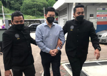 KAMARUZZAMAN Abu Kassim (tengah) mengaku tidak bersalah atas dakwaan memperdaya Ahli-Ahli Lembaga Pengarah JCorp melibatkan pelaburan berjumlah RM9.46 juta di Mahkamah Sesyen, Johor Bahru. - UTUSAN/RAJA JAAFAR ALI
