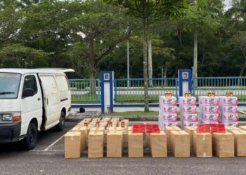 ARAK serta rokok dan van yang dijadikan tempat penyimpanan barangan tidak bercukai itu dirampas Batalion 5 PGA di Taman Johor Jaya, Johor Bahru.