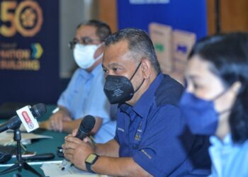 SHARUDDIN Omar Hashim (tengah) dalam taklimat media mengenai Sambutan Jubli Emas dan Upacara Pecah Tanah Sistem Pembangunan Sisa Haba di Seremban hari ini.-UTUSAN/MOHD. SHAHJEHAN MAAMIN.