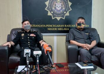 MOHD. Shahril Che Saad (kiri) bercakap kepada pemberita dalam sidang akhbar selepas Program Jalinan Kerjasama Antara SPRM Melaka-CeiO di Pejabat SPRM Melaka, Alai, Melaka. - UTUSAN/DIYANATUL ATIQAH ZAKARYA