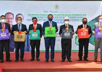 AHMAD Samsuri Mokhtar (empat dari kiri) memegang beg boleh dikitar semula selepas merasmikan Kempen Tiada Beg Plastik dan Pemberian Penyedut Minuman Atas Permintaan Peringkat Negeri di Wisma Darul Iman di Kuala Terengganu. - UTUSAN/PUQTRA HAIRRY ROSLI