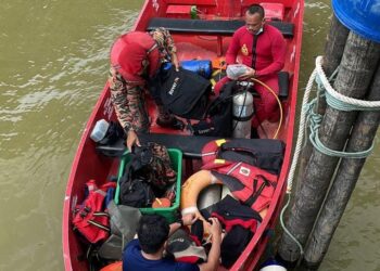 PASUKAN penyelamat meneruskan operasi pencarian nelayan warga asing yang dikhuatiri lemas selepas terjatuh di jeti Lembaga Kemajuan Ikan Malaysia (LKIM) dekat Kemunting, di Kuantan, Pahang. - FOTO IHSAN JBPM PAHANG