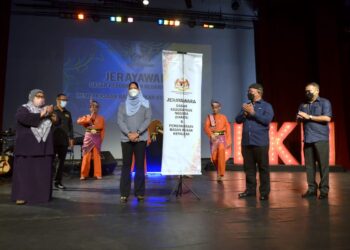 NOLEE Ashilin Mohammed Radzi (dua dari kiri) melakukan gimik perasmian Hari Seniman Negara di Ipoh hari ini.  - UTUSAN/ZULFACHRI ZULKIFLI