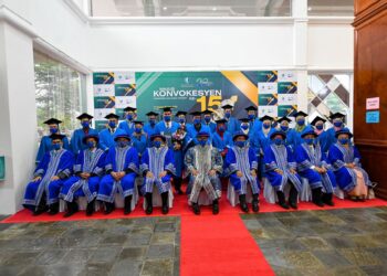 YUSERRIE Zainuddin (depan tengah) bersama graduan diploma CBTM dalam sesi ketujuh Majlis Konvokesyen Ke-15 UMP di Kuantan, Pahang.