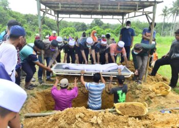 JENAZAH Muhammad Hafdan Qurbani Azhar dikebumikan di Tanah Perkuburan Islam Kampung Gelugur di Kuantan, Pahang. - UTUSAN/SHAIKH AHMAD RAZIF