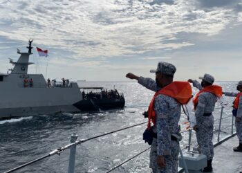 TERIAKAN tempur wira tanda persahabatan oleh warga KD Jerai kepada KRI Lepu ketika latihan bersama di Selat Melaka mulai 17 hingga 31 Mac ini. - UTUSAN/IHSAN TLDM