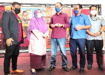AWALUDIN SAID (tengah) beramah mesra bersama pelakon veteran, Wan Maimunah Wan Abdul Aziz (dua dari kiri) dan Ebby Yus (kiri) pada Majlis Sambutan Hari Seniman Negara Peringkat Negeri Sembilan Tahun 2022 di Seremban hari ini.-UTUSAN/BADRUL HAFIZAN MAT ISA.