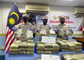 SALIZA AHMAD (tengah) menunjukkan ketulan mampat ganja yang ditemukan di perairan Kuala Perlis dalam sidang akhbar di Maritim Malaysia Zon Kuala Perlis, Kangar, Perlis hari ini. - UTUSAN /NUR NAZLINA NADZARI