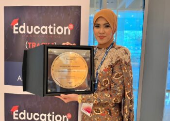 Cikgu Fana tersenyum bangga di atas pengiktirafan diterima di Education 2.0 berlangsung di Dubai Festival City, UAE