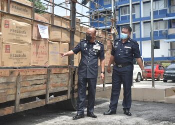 SHAFIEN Mamat menunjukkan antara mercun yang dirampas polis selepas menahan sebuah lori di Jalan Batu Jong, Kuala Krai, Ahad lalu. - UTUSAN/BAHRUDDIN HATTA