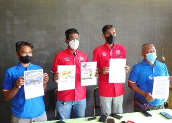 R. Thiagarajan (dua dari kanan) mengadakan sidang akhbar berhubung permasalahan dihadapi pengusaha dan pemandu bas di The Ledang Club, Iskandar Puteri, Johor.