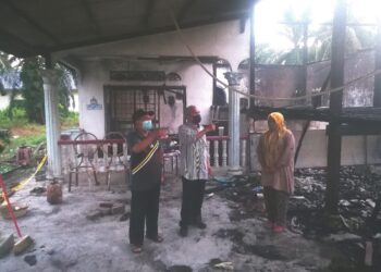MARINA Mohd. Zainol (kanan) dan Jahaya Ibrahim (tengah) di lokasi rumah yang terbakar dekat Kampung Tambak Jawa, Jeram di Kuala Selangor, Selangor. - UTUSAN/ABDUL RAZAK IDRIS