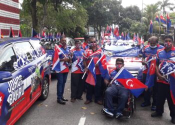 M. Kandappan (dua kiri) bersama rakan-rakan dan ahli Persatuan Kebajikan Sinar Kembara Kandavel Johor Bahru memeriahkan sambutan Hari Keputeraan Sultan Johor di sini, hari ini.