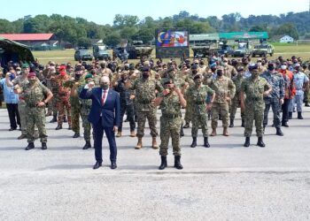 MOHAMMAD Ab. Rahman (kanan)  dan Wayne Robson (kiri) bergambar kenangan selepas Majlis Penutupan Eksesais Mantis Siri 8/2022 di Padang Pavilion, Kem Terendak, Melaka. - UTUSAN/AMRAN MULUP