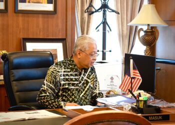 ISMAIL Sabri Yaakob ketika berkomunikasi dengan Lee Hisen Loong melalui telefon. - PEJABAT PERDANA MENTERI