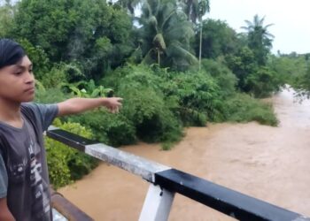 MOHAMAD Zakuan Irfan Mohd. Zaidi menunjukkan lokasi mereka mandi sebelum Mohd. Saiful Izzudin Mustaffa hilang dikhuatiri lemas di Sungai Ketil berdekatan Kampung Teluk Sungai Durian, Baling, Kedah. - UTUSAN/NORLIA RAMLI