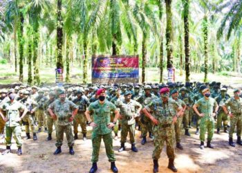 ZAMROSE Mohd. Zain (depan, kanan) bersama David Neo Chin Wee ketika hadir Upacara Penutup Eksesais Semangat Bersatu Siri 26/2022 di Felda Ulu Tebrau, hari ini.