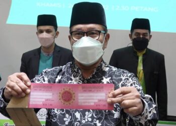 AHMAD HAIRI Hussain menunjukkan resit yang sah dengan logo rasmi Majlis Ugama Islam dan Adat Resam Melayu Pahang (Muip) diberikan kepada amil yang ditauliahkan dalam urusan pembayaran zakat fitrah. - UTUSAN/DIANA SURYA ABD WAHAB
