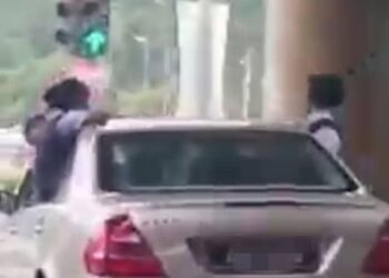 AKSI berbahaya tiga kanak-kanak yang duduk di atas tingkap kereta yang sedang bergerak di jalan raya tular dalam media sosial hari ini. - UTUSAN/FOTO MEDIA SOSIAL