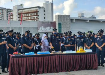 SHARIMAN Ashari (tengah) memotong kek sempena sambutan Hari Polis ke-215 Peringkat IPD Langkawi di sini hari ini. - UTUSAN/NUR AMALINA AZMAN