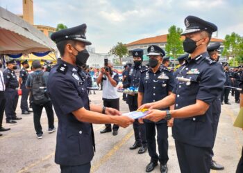 MOHD. SHUHAILY Mohd. Zain (kanan) menyerahkan sijil penghargaan kepada anggota polis pada sambutan Hari Polis ke-215 di Ibu pejabat Polis Daerah (IPD) Timur Laut di Georgetown, Pulau Pinang hari ini.