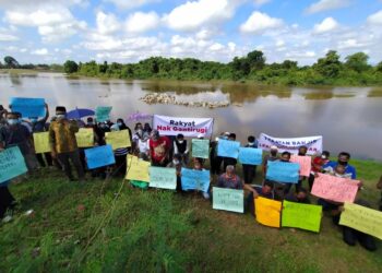 PENDUDUK berhimpun secara aman mendesak kerajaan mencari jalan penyelesaian bagi mengatasi banjir di sekitar Sungai Lancang, Rantau Panjang, Kelantan hari ini. - UTUSAN/YATIMIN ABDULLAH