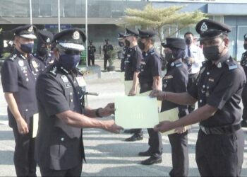 RAMLI Mohamed Yoosuf (kiri) menyampaikan sijil penghargaan kepada anggota polis yang cemerlang selepas merasmikan Sambutan Peringatan Hari Polis ke-215 Peringkat Pahang, di perkarangan Ibu pejabat Polis Kontinjen Pahang (IPK) di Kuantan, Pahang. - UTUSAN/ DIANA SURYA ABD WAHAB