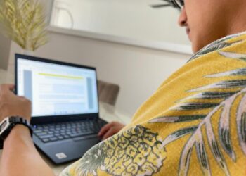 Khairul Wir cuba mengakses borang untuk urusan kemasukan ke Jerman.