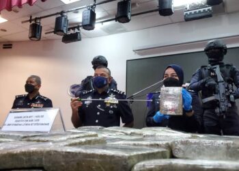 AYOB Khan Mydin Ptichay menunjukkan sebahagian daripada 1,290 pek ganja gred dua bernilai RM3.33 juta dirampas polis dalam operasi pada 24 Mac lalu dalam sidang akhbar di Ibu pejabat Polis Kontinjen (IPK) Selangor di Shah Alam, hari ini.