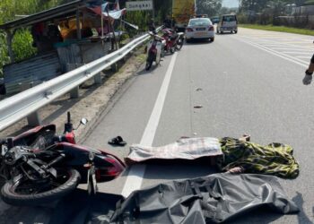 KEADAAN mayat lelaki warga emas yang maut dalam kemalangan di Kilometer 1, Jalan Changkat Sulaiman, Sungkai hari ini. - UTUSAN/IHSAN PDRM