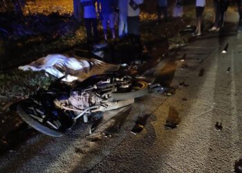 MAYAT N. Sivalingam ditutup dengan kain selepas mangsa disahkan meninggal dunia kerana terlibat dengan kemalangan di Lebuh AMJ, Melaka.