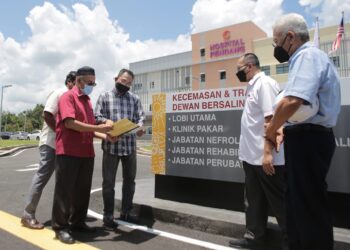 AWANG Hashim (tiga kiri) diberi taklimat oleh Pengarah JKR Negeri Kedah, Ir. Ibrahim Ahmad (dua kiri) ketika mengadakan lawatan kerja ke Hospital Pendang yang dalam pembinaan di Pendang hari ini. - UTUSAN/ SHAHIR NOORDIN