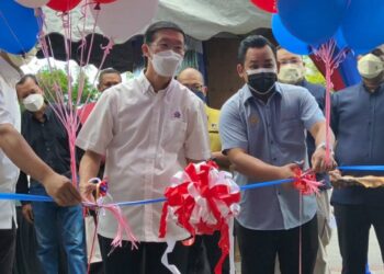MOHD. Firdaus Ahmad (dua dari kanan) dan Tan Kok Liang (kiri) memotong riben sebagai simbolik pembukaan pejabat baharu MATTA Kedah/ Perlis di Langkawi, hari ini. - UTUSAN/NUR AMALINA AZMAN