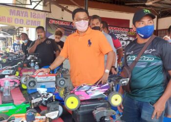 MOHD. SHARKAR Shamsudin (tengah) melihat pameran kereta kawalan jauh Kelab Kechik Warrior Taman Gopeng, Mentakab di Temerloh, Pahang. - UTUSAN/SALEHUDIN MAT RASAD