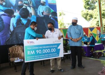 TAKIYUDDIN Hassan (kiri) menerima replika cek disampaikan Mustaphakamal Yaacob untuk program Ambang Ramadan 2022 Parlimen Kota Bharu hari ini. - UTUSAN/ROHANA MOHD. NAWI